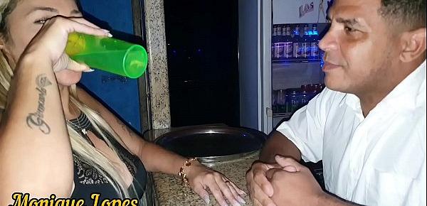  Loira Gostosa Monique Lopes faz Stripper e fode com Cliente e Barman  completo no Red